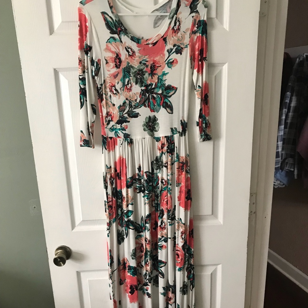 Floral maxi dress with pockets. Worn once